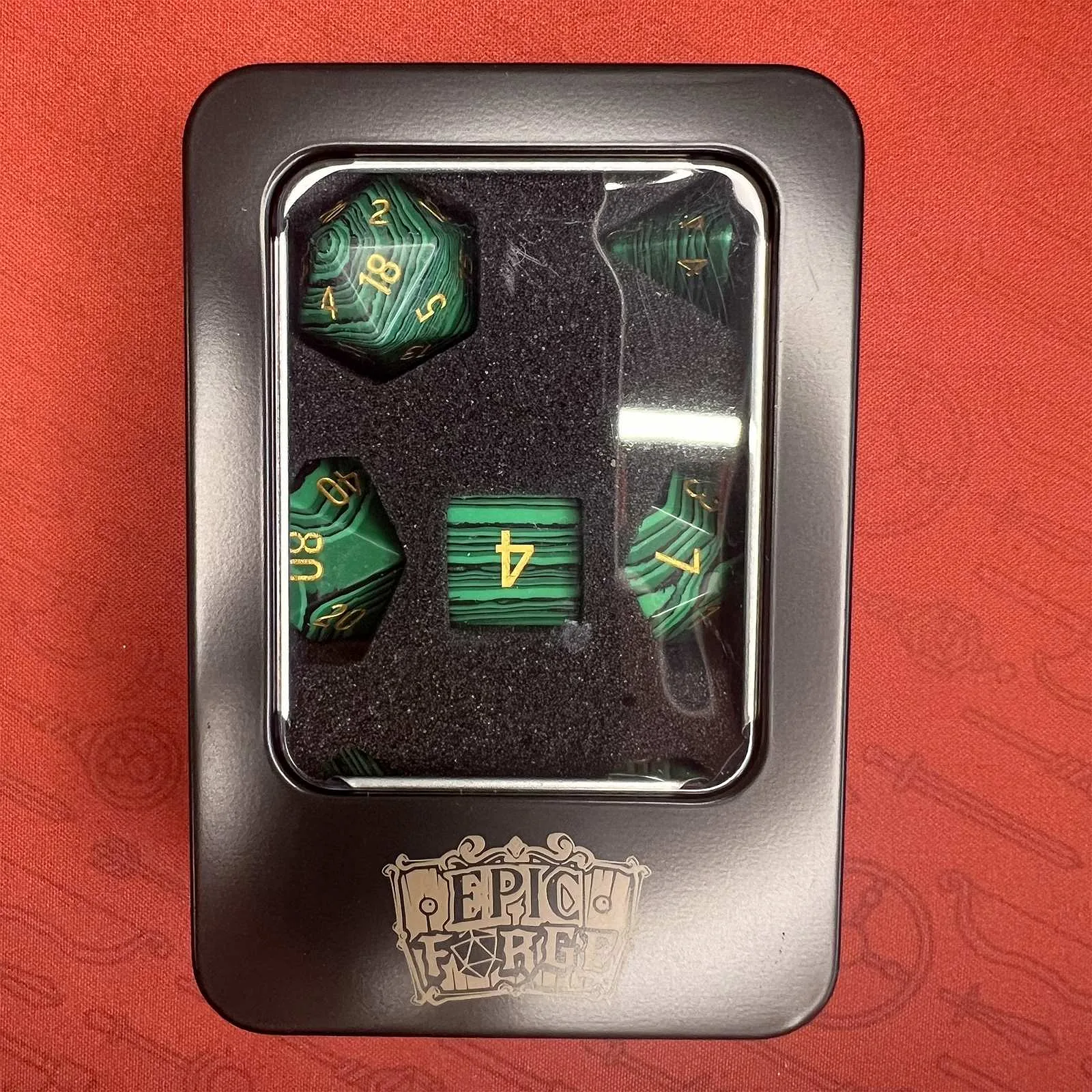 EPIC FORGE Dados semipreciosos - Conjunto de 7 dados con caja metálica- Sintéticos- Malachita