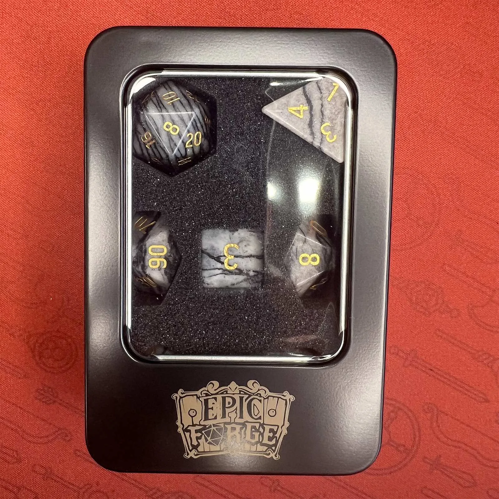 EPIC FORGE Dados Semi Preciosos - Conjunto de 7 dados con caja metálica - Natural - Internet Jasper gris